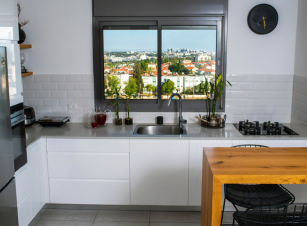 Ventilasi dapur dengan jendela bergaya klasik